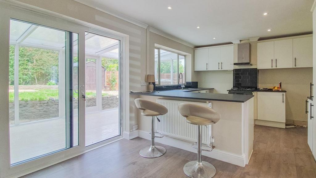 Saffron Close, Hoddesdon 3 bed semidetached house £1,750 pcm (£404 pw)