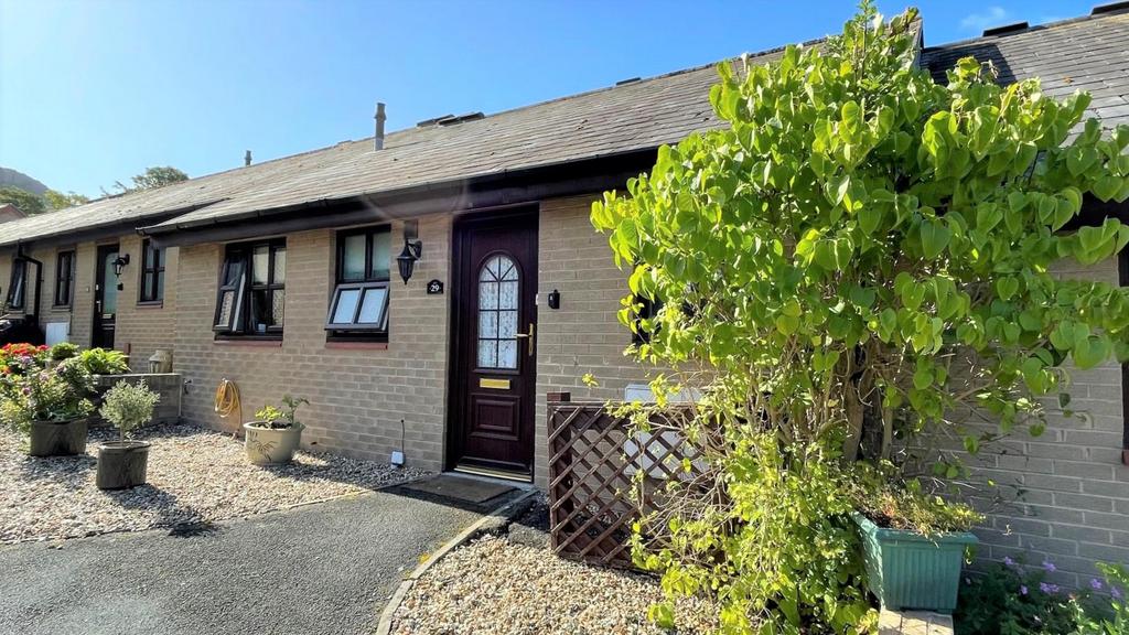 Maes Berllan, Craig y Don, Llandudno 2 bed bungalow for sale £132,500