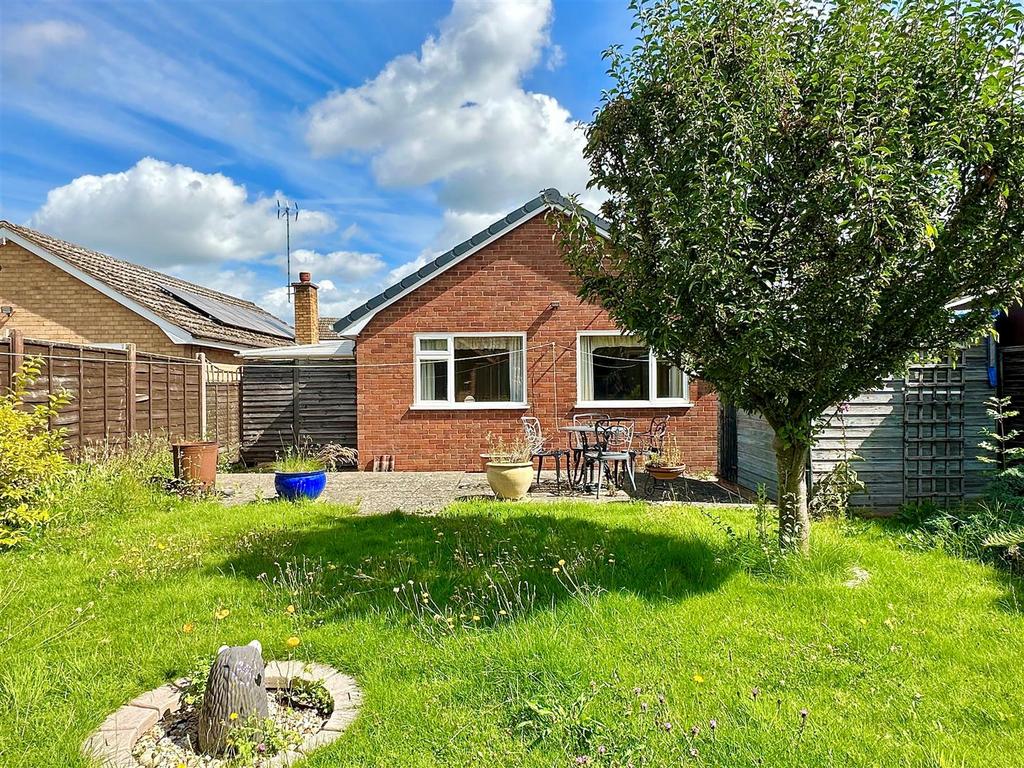 Augustus Drive, Alcester 2 bed detached bungalow for sale £325,000