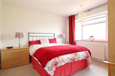 19 Brooklands Way, Redhill, RH1 2BN