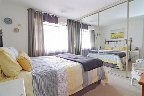 19 Brooklands Way, Redhill, RH1 2BN