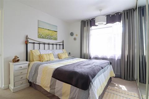 19 Brooklands Way, Redhill, RH1 2BN