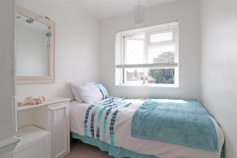 19 Brooklands Way, Redhill, RH1 2BN