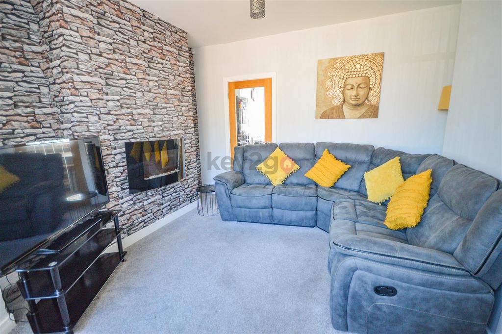 Birley Moor Road, Frecheville S12 3 bed semidetached house £900 pcm
