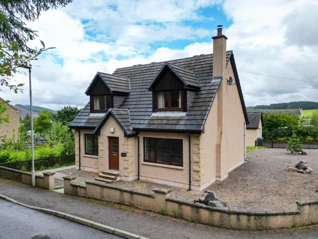 Tomnabat Lane, Tomintoul 3 bed detached house for sale £250,000