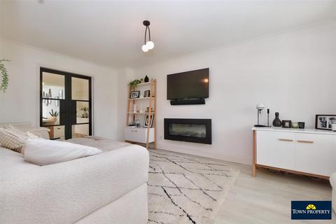 17 Cabot Close, Eastbourne, BN23 6RT