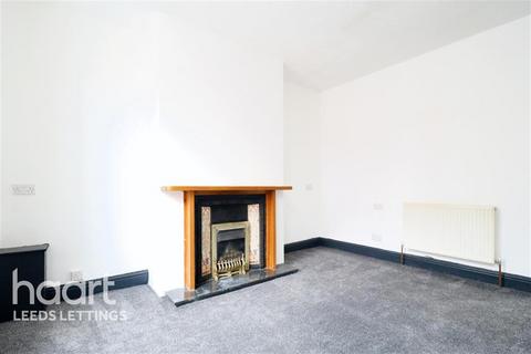 3 bedroom terraced house to rent, Noster View, Beeston, LS11