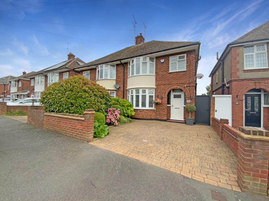 Graham Gardens, Luton, Bedfordshire, LU3 1NQ 3 bed semidetached house for sale £475,000