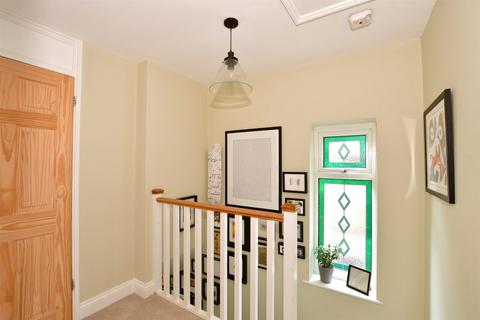 23 Felbridge Close, East Grinstead, RH19 2BN