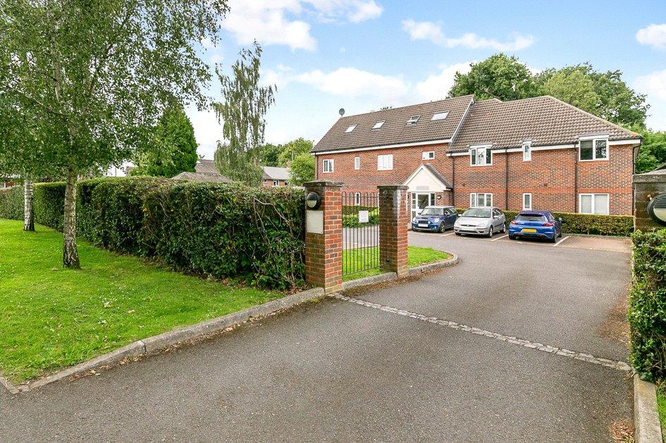 Woodfield Road, CRAWLEY, West Sussex, RH10 2 bed apartment for sale £