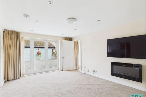 2 bedroom flat to rent, The Mews, Lumby