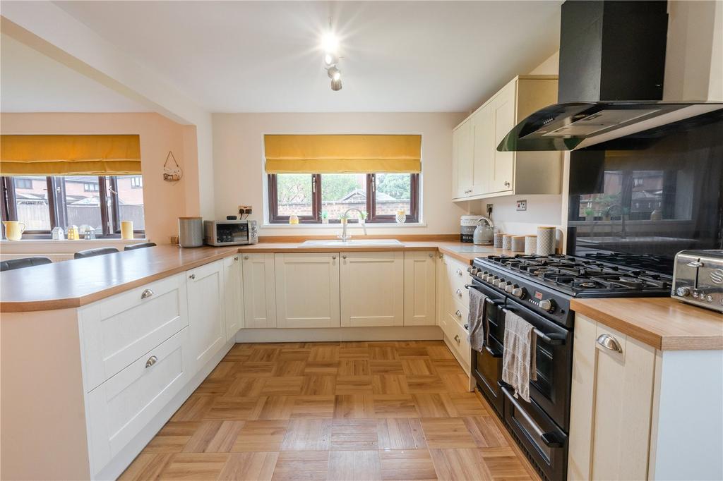 Cormorant Drive, Grimsby, DN37 5 bed detached house for sale £299,950