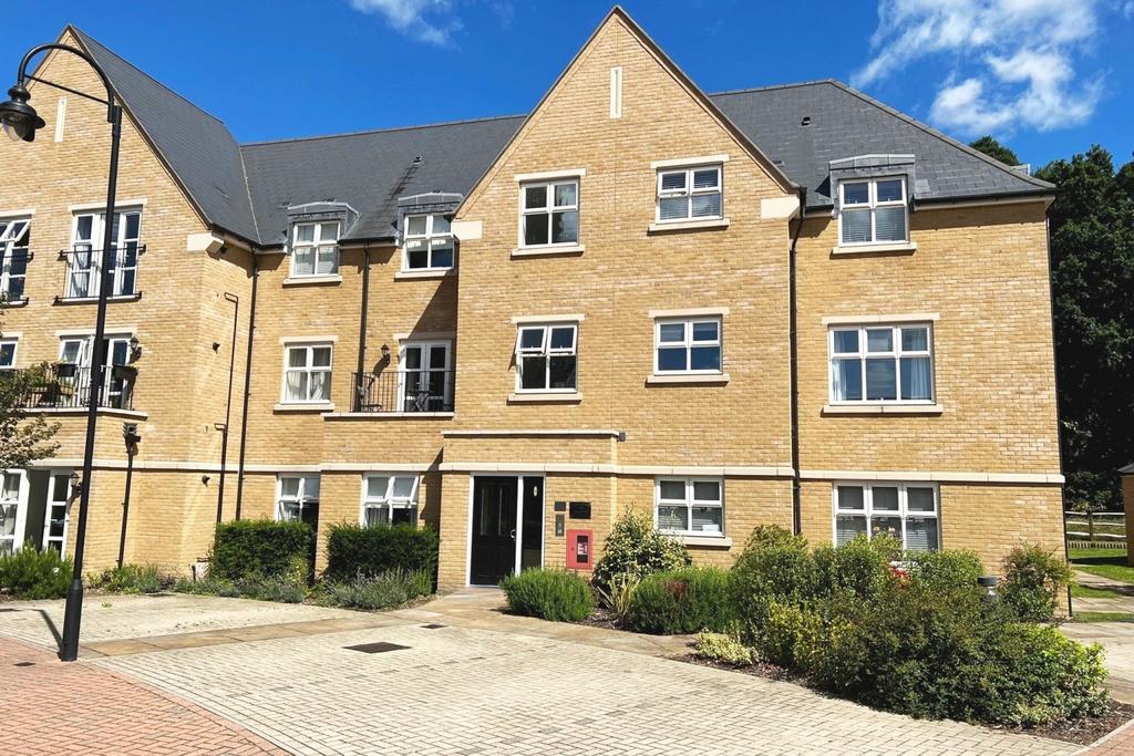 Chambord House, Queenswood Crescent... 2 bed flat £1,800 pcm (£415 pw)