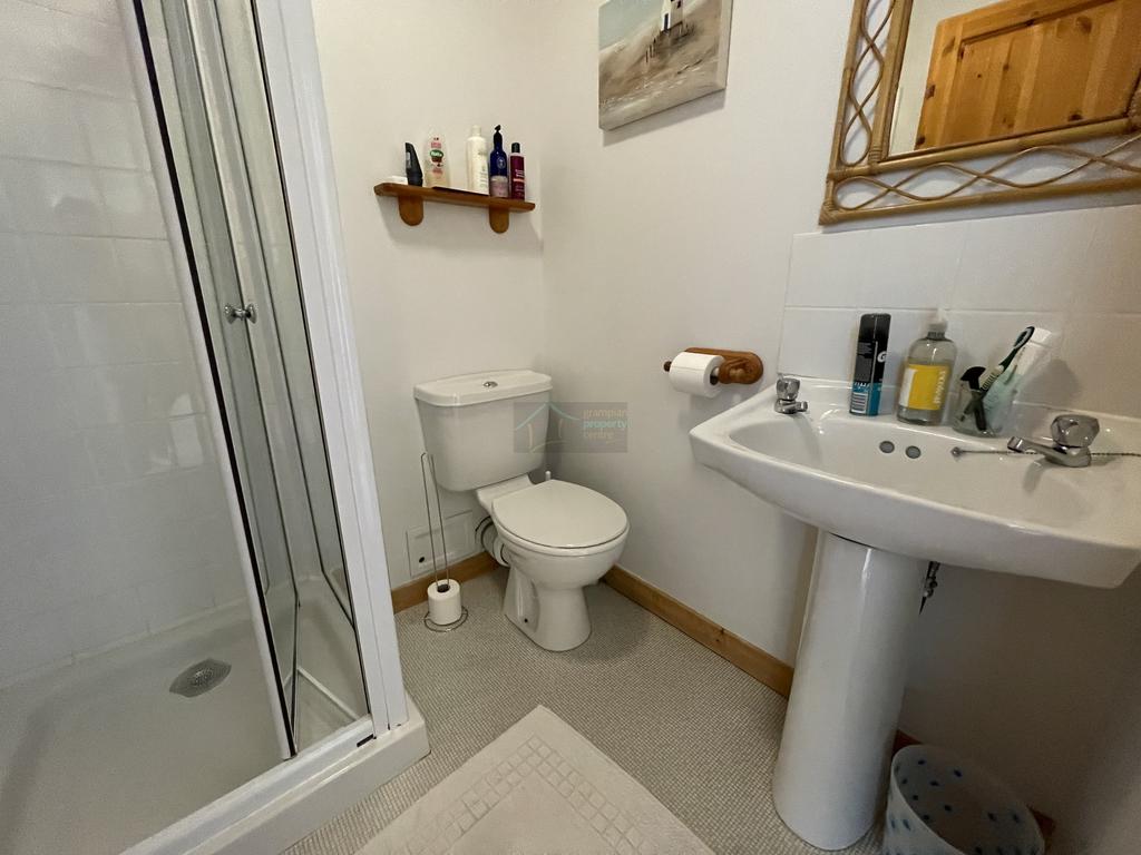 Flat 3 Bathroom 1.JPG