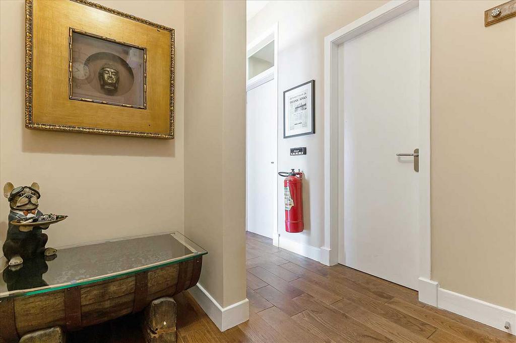 Entrance Hallway (2)