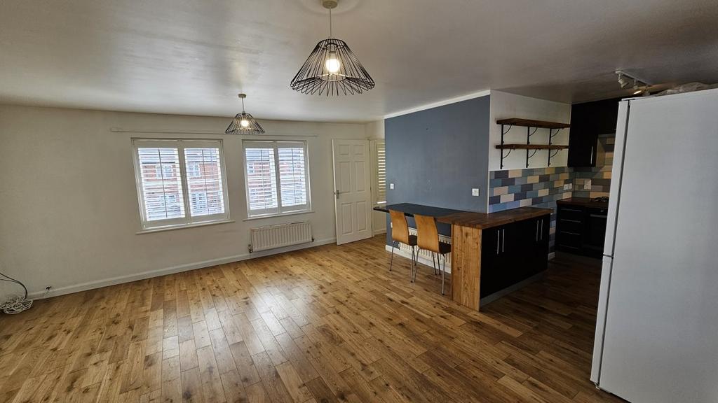 Amesbury Road, Slough 2 bed £1,400 pcm (£323 pw)