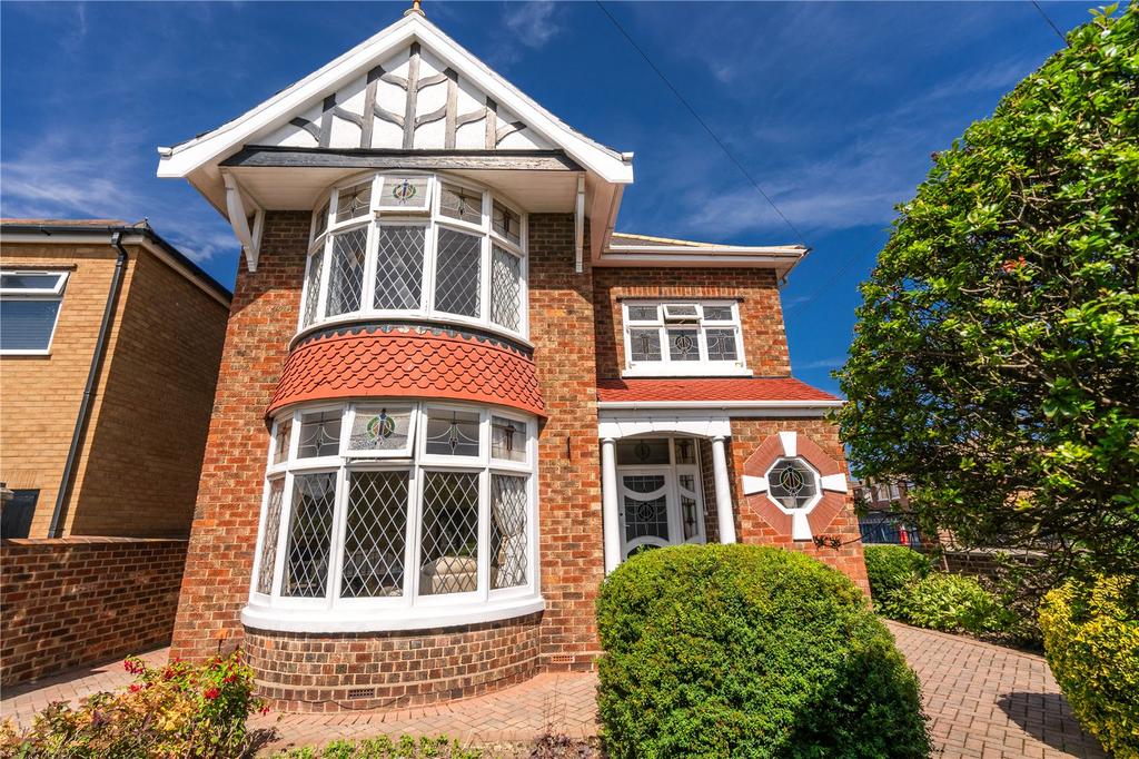 Queen Mary Avenue, Cleethorpes, Lincolnshire, DN35 3 bed detached house