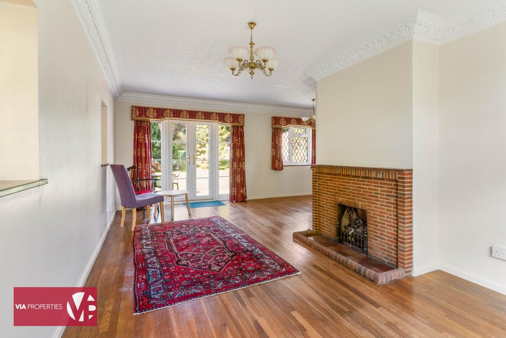 College Road, Hoddesdon EN11 3 bed detached house to rent £2,100 pcm