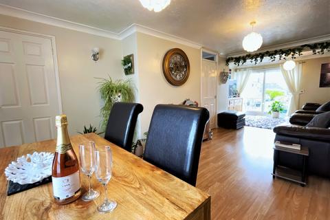 8 Fieldfare, Swindon, SN3 5BE