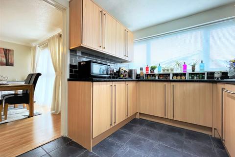 8 Fieldfare, Swindon, SN3 5BE
