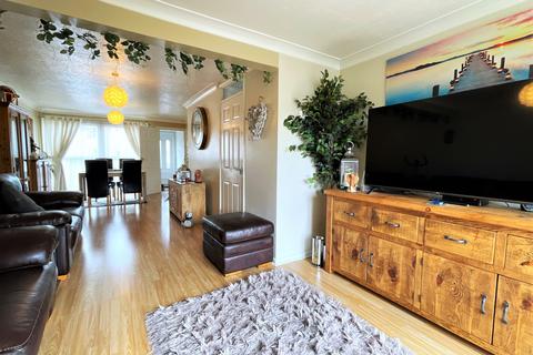 8 Fieldfare, Swindon, SN3 5BE