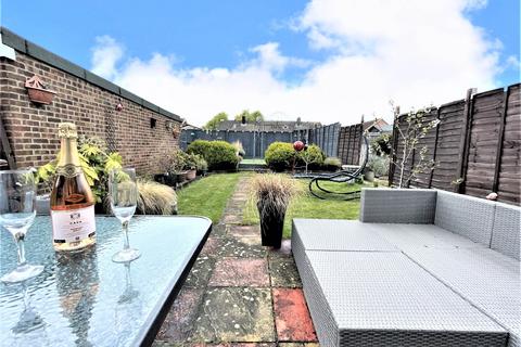 8 Fieldfare, Swindon, SN3 5BE