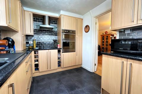 8 Fieldfare, Swindon, SN3 5BE