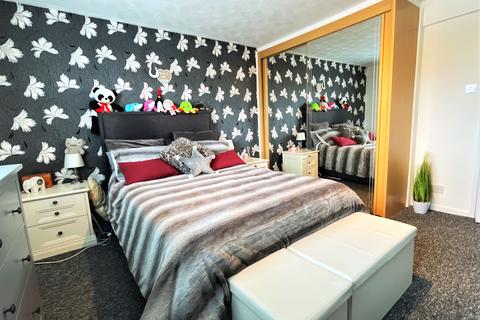 8 Fieldfare, Swindon, SN3 5BE