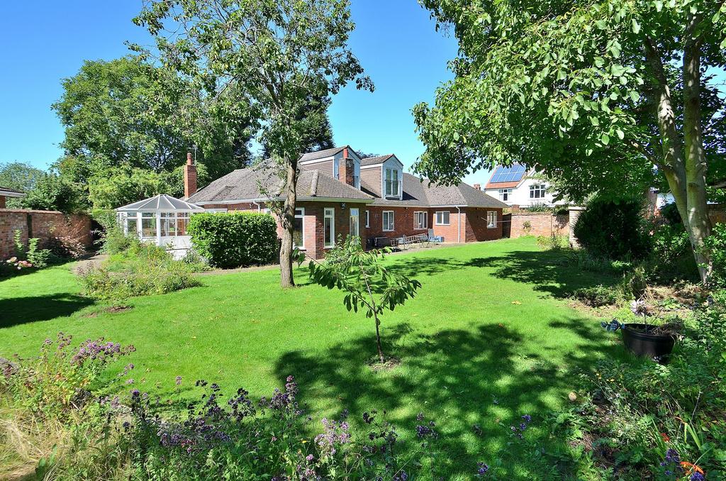 Newport Pagnell, Newport Pagnell MK16 5 bed detached bungalow for sale