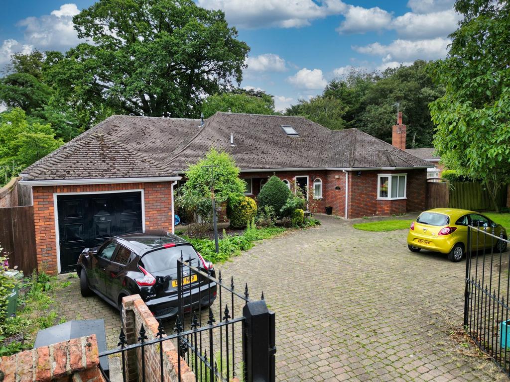 Newport Pagnell, Newport Pagnell MK16 5 bed detached bungalow for sale