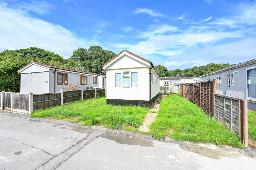 Warren Farm Home Park, Warren Lane, Pyrford, Woking, GU22 2 bed mobile