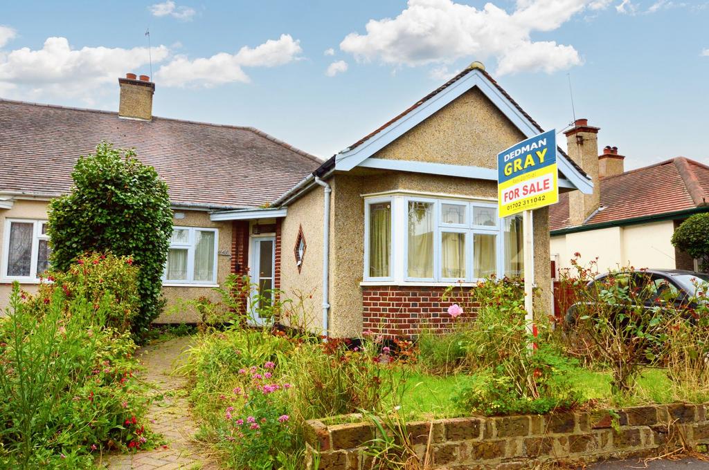 Lyndale Avenue, SouthendOnSea, SS2 2 bed semidetached bungalow £