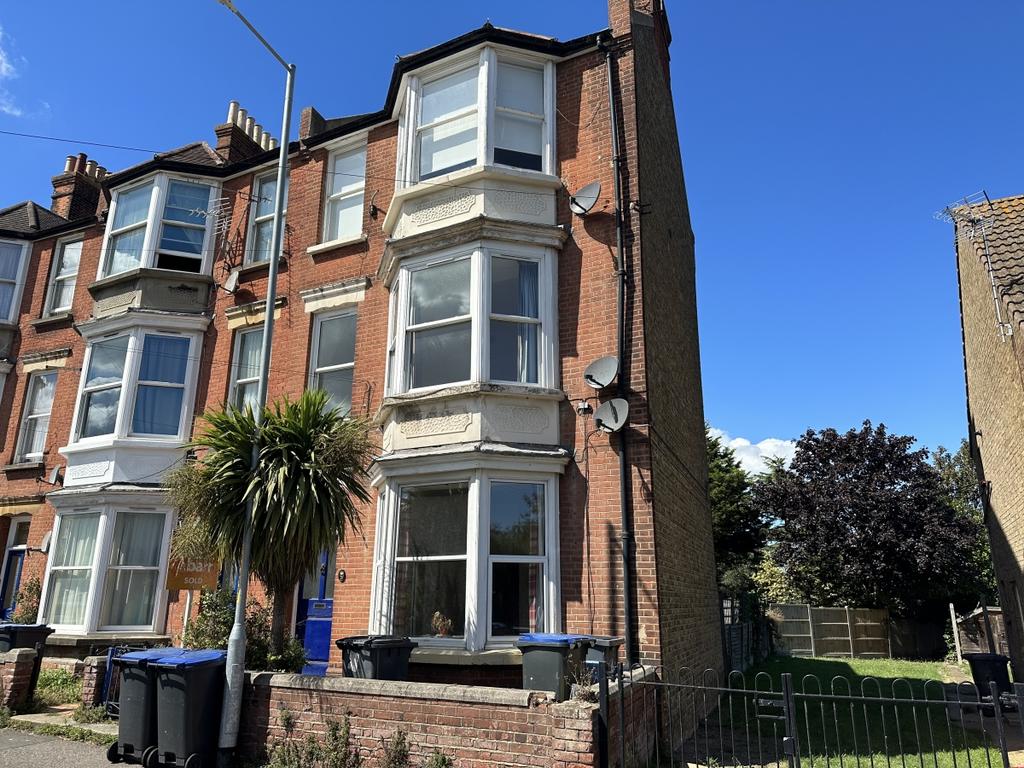 Sea Street Herne Bay CT6 8SP 2 bed apartment - £950 pcm (£219 pw)