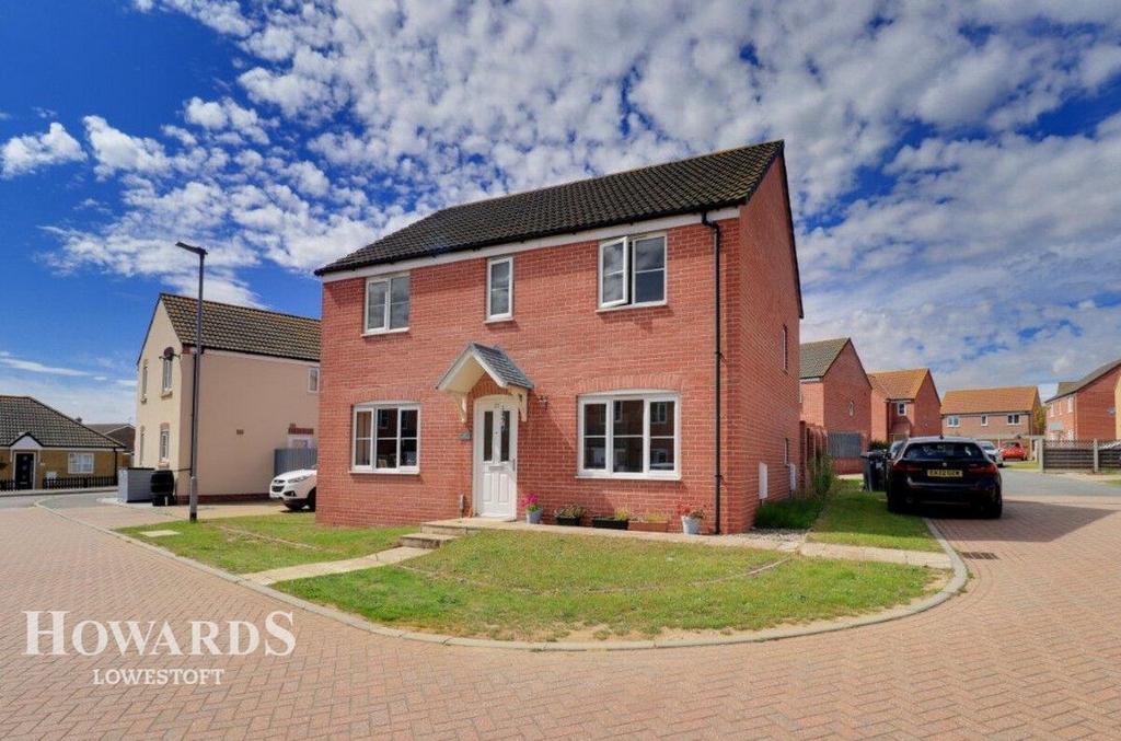 Hunton Road, Lowestoft 4 bed detached house for sale £300,000