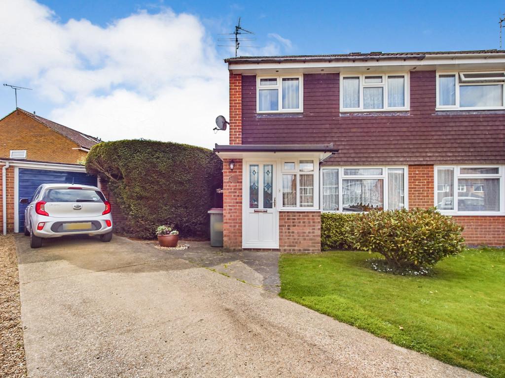 Sycamore Avenue, Horsham 3 bed semidetached house for sale £425,000