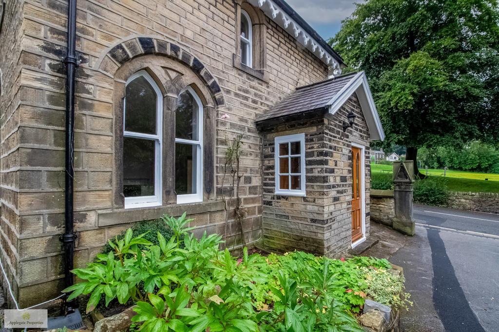 Springwood Road, Thongsbridge, Holmfirth 3 bed character property £