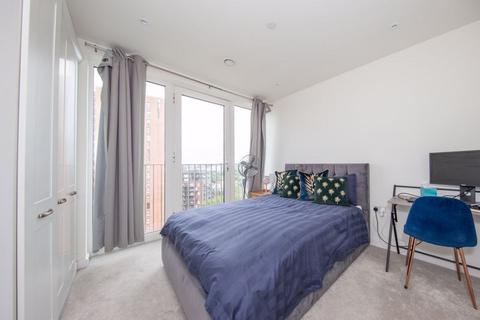 2 bedroom flat for sale, Moorhen Drive, London