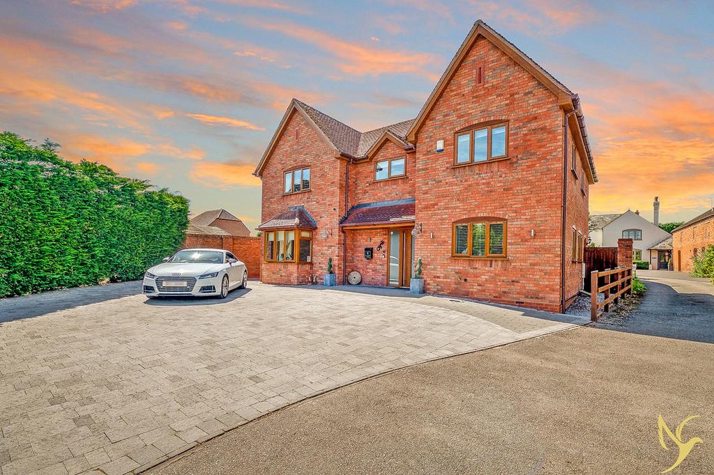 Malvern WR13 4 bed detached house for sale £600,000