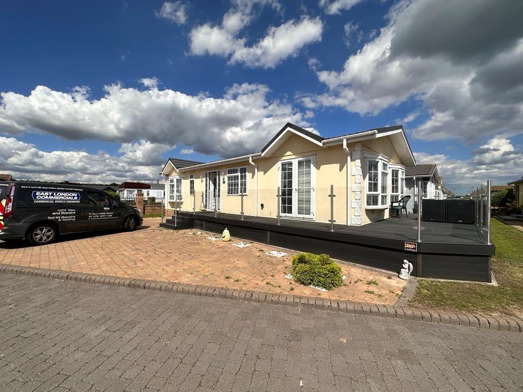 Kingsmere Close, Kings Park, Canvey Island 2 bed park home for sale £