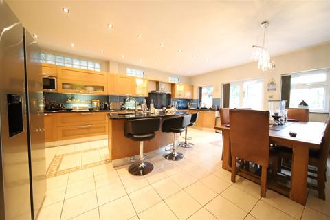 5 bedroom semi-detached house to rent, Wynchgate, London