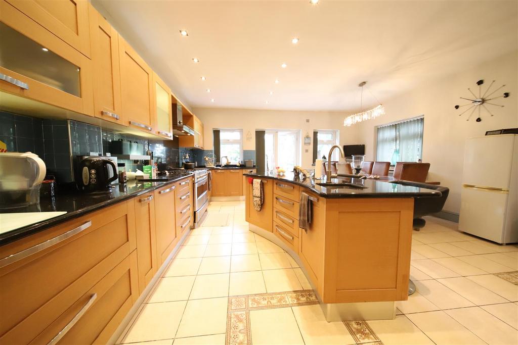 Kitchen 2.jpg
