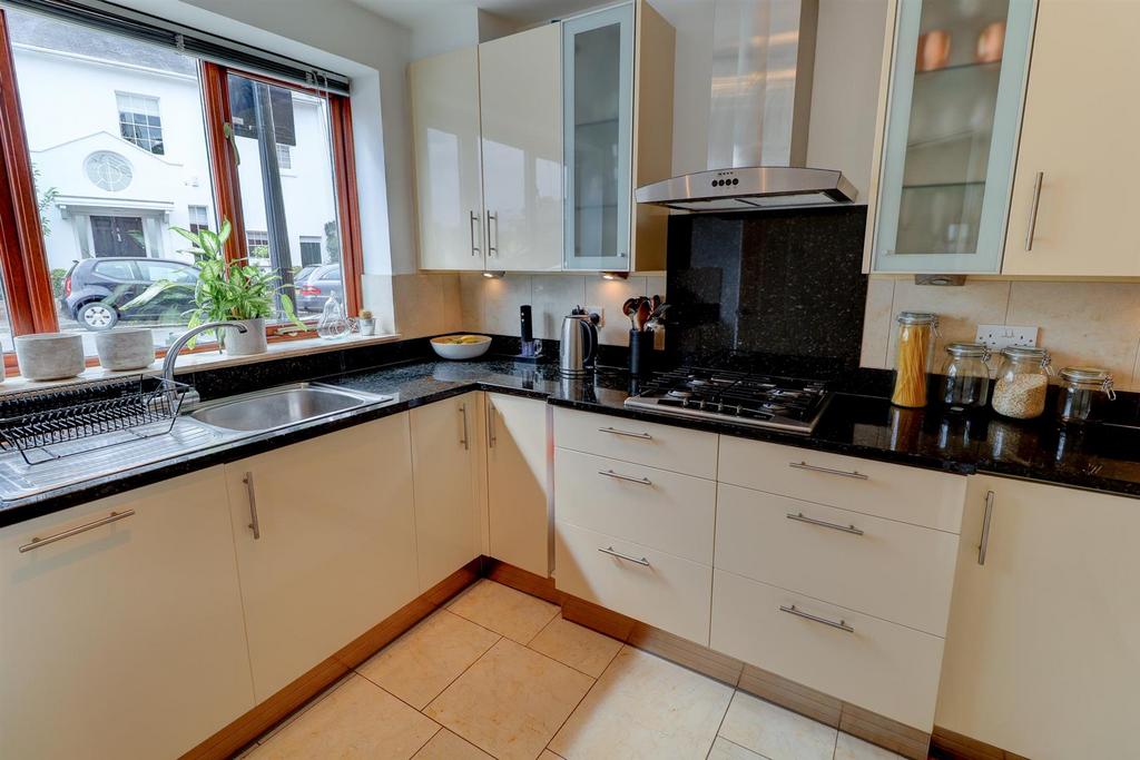 Clarendon Crescent, Leamington Spa 3 bed mews £385,000