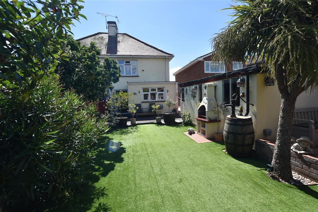 Meynell Avenue, Canvey Island SS8 3 bed semidetached house £375,000