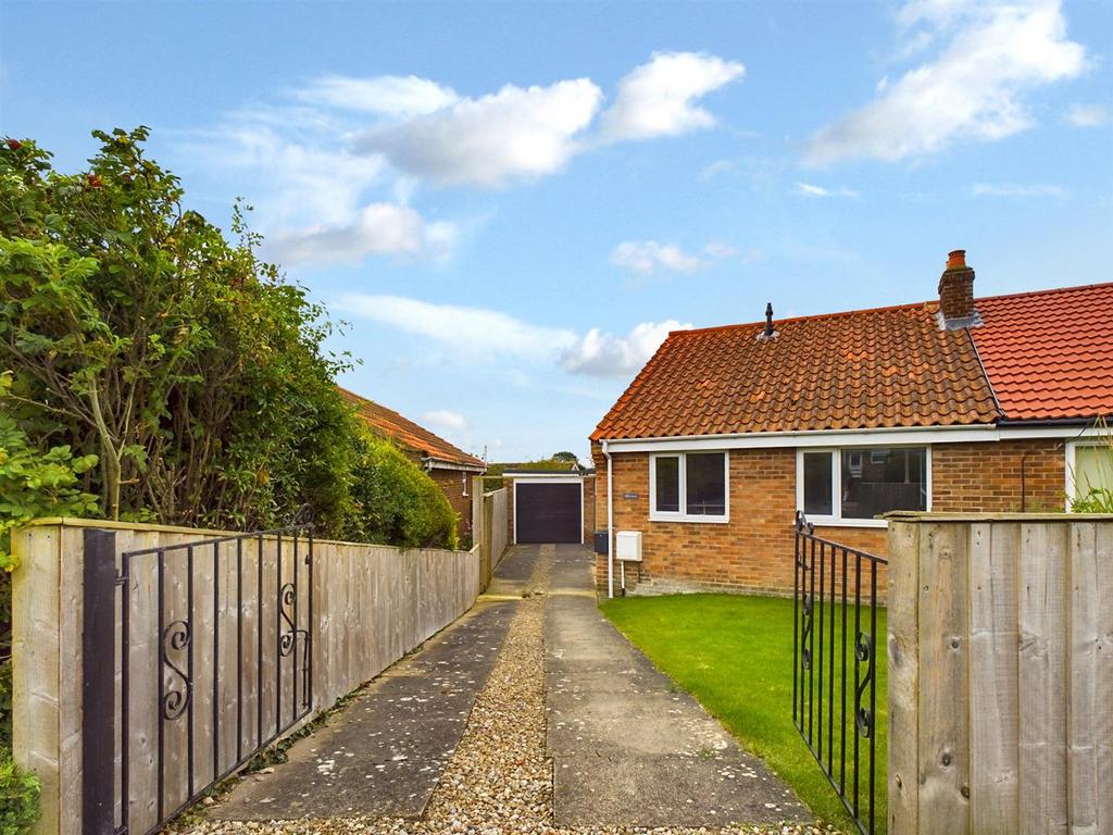 17 The Crescent, ThorntonLeDale, Pickering YO18 7TT 2 bed semidetached bungalow for sale £