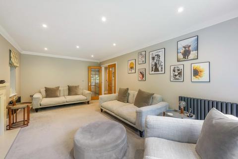 24 Walnut Grove, Banstead, SM7 1PJ