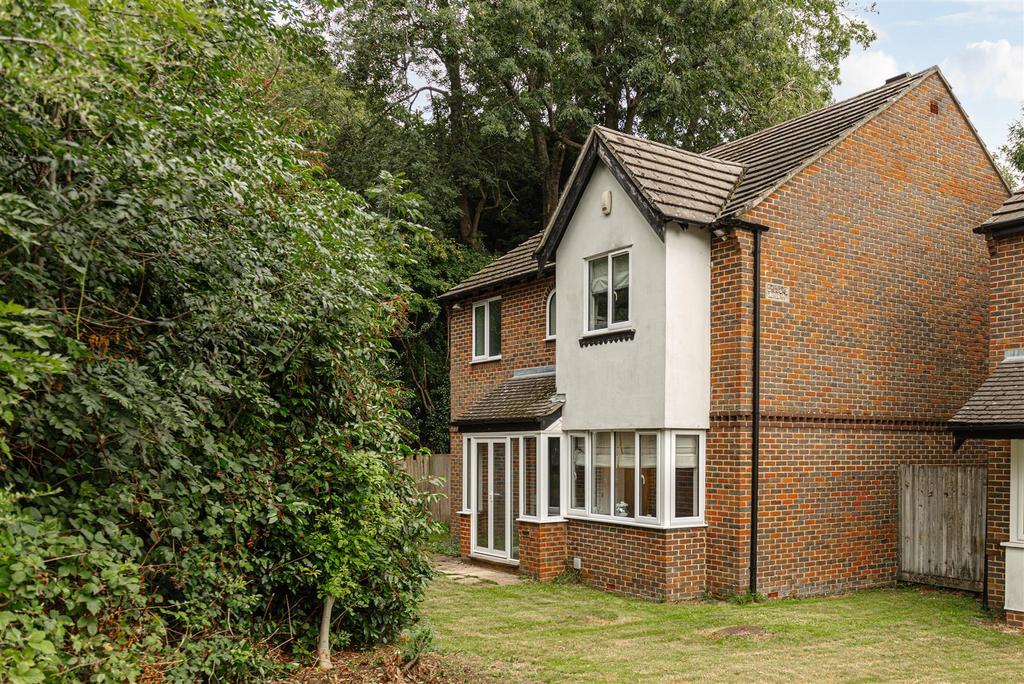 Linden Close, Tadworth KT20 4 bed detached house for sale £725,000