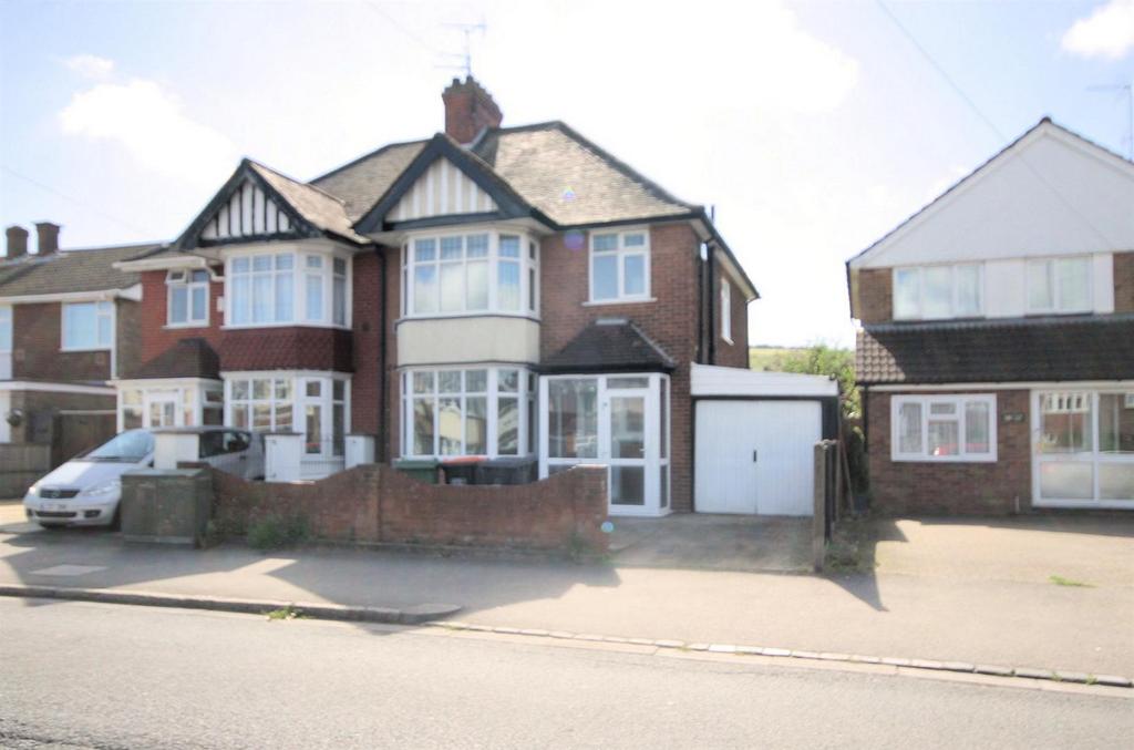 Luton Road, Dunstable 3 bed semidetached house for sale £349,995