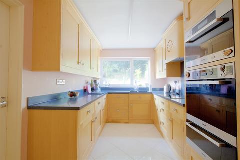 92 Appledore Avenue, Nottingham, NG8 2RW