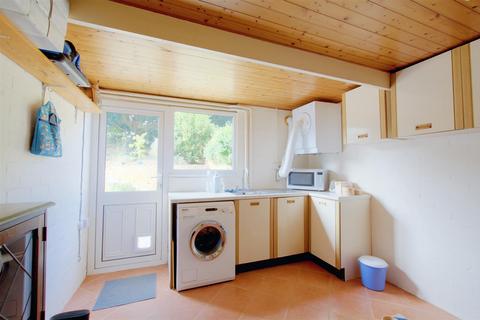 92 Appledore Avenue, Nottingham, NG8 2RW