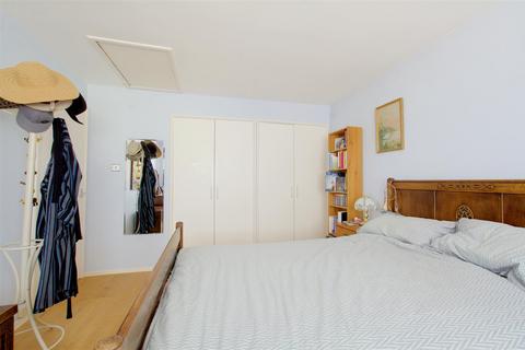 92 Appledore Avenue, Nottingham, NG8 2RW